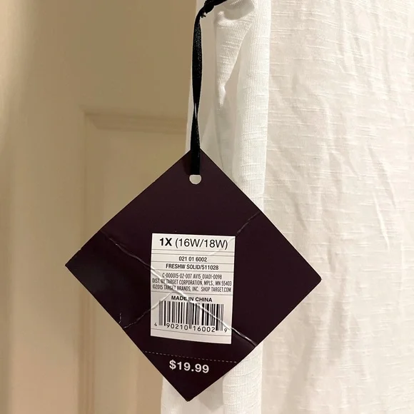 Long White Tank with Patterned Cut-Out Yoke, size 1X, NWT - Picture 3 of 4